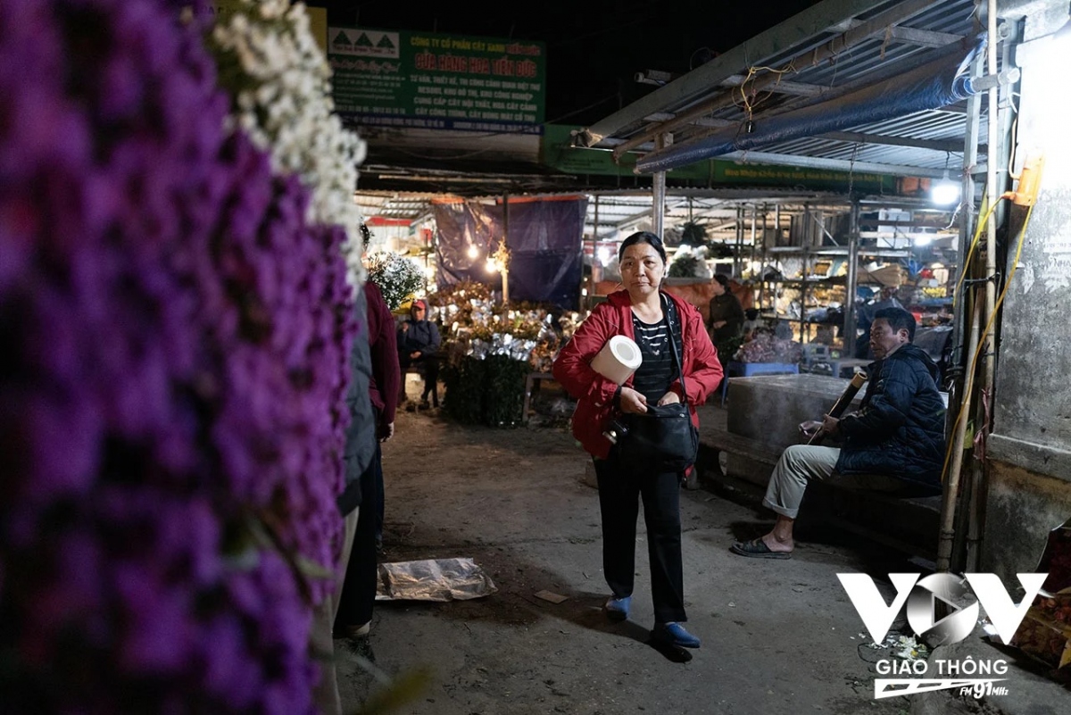 Có gì ở chợ hoa đêm lớn nhất Hà Nội...- Ảnh 8.