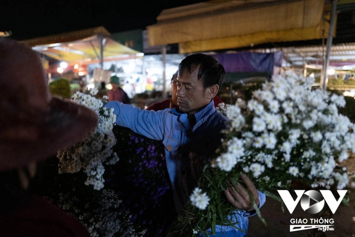Có gì ở chợ hoa đêm lớn nhất Hà Nội...- Ảnh 9.