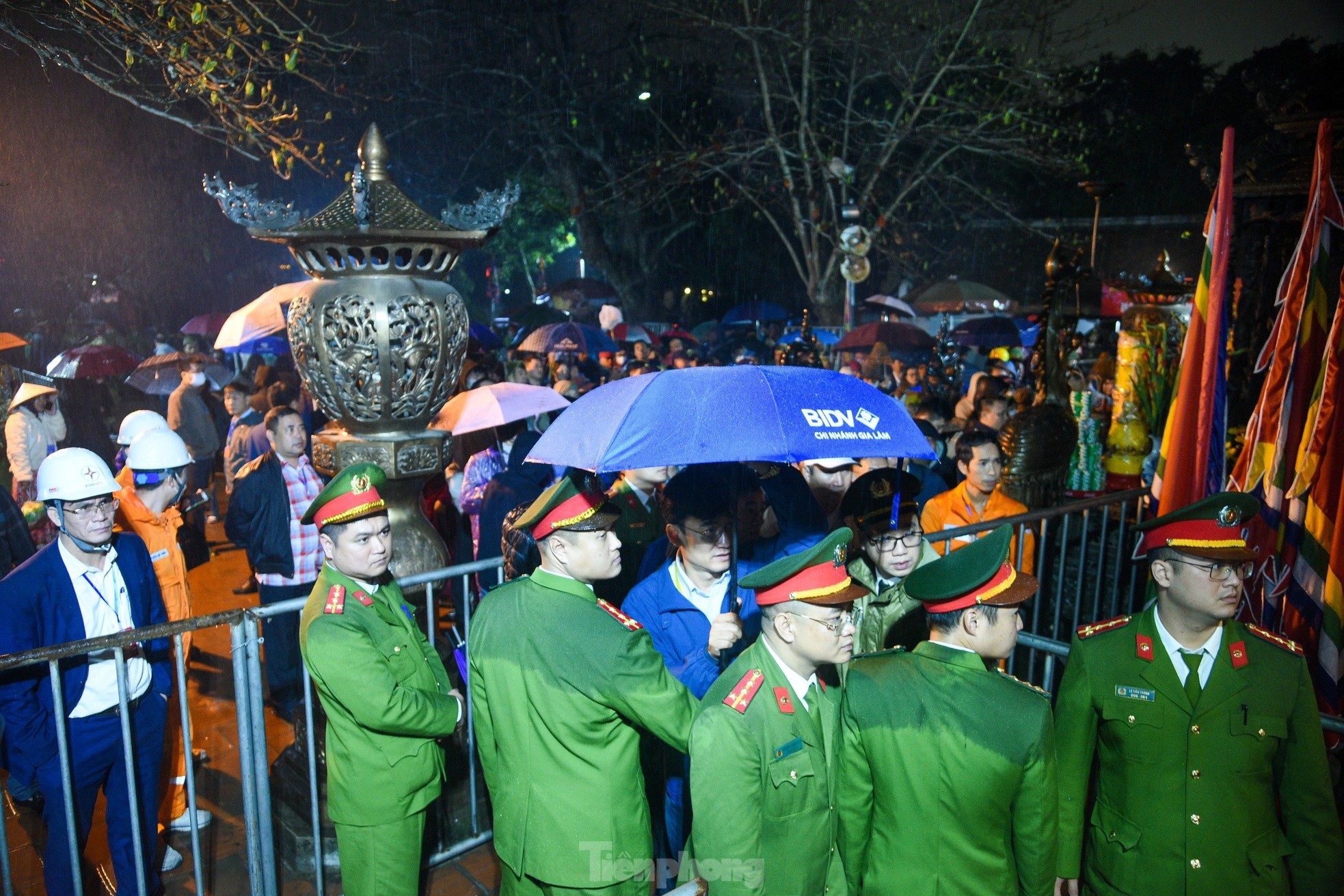 Dòng người đổ về dự khai ấn đền Trần dưới mưa lạnh, đặt 70 chốt an ninh- Ảnh 1.