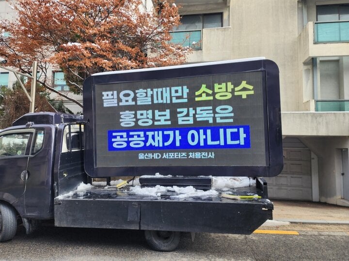 Tuyển Hàn Quốc tính 'cướp' HLV nội: CĐV biểu tình bằng xe tải, doạ gửi vòng hoa- Ảnh 1.