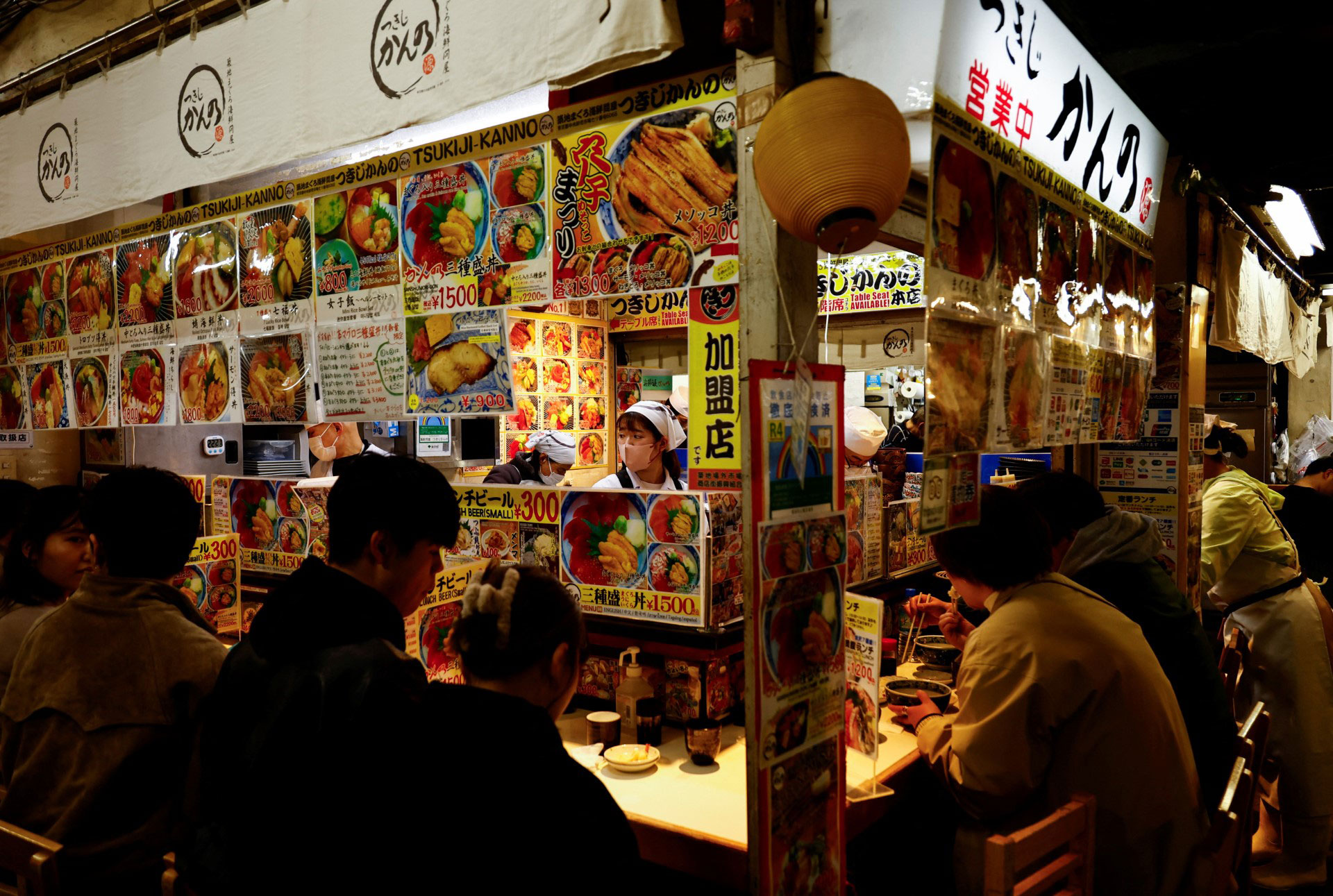 Người dân ăn trưa tại một nhà hàng ở thủ đô Tokyo - Nhật Bản hôm 15-2 Ảnh: REUTERS