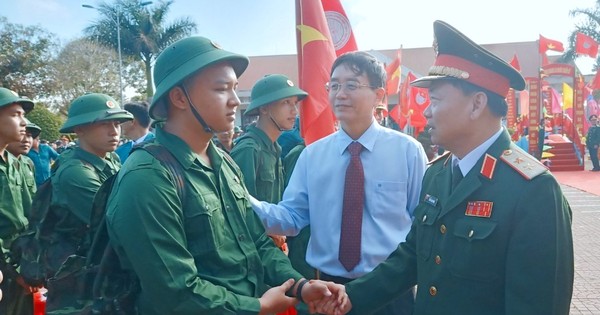 Tư lệnh Quân khu 5 và Bí thư Tỉnh ủy Đắk Lắk tiếp sức thanh niên tòng quân