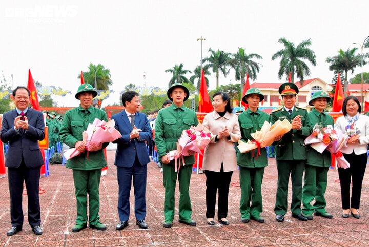 Cậu bé khóc lớn, vẫy tay tiễn anh trai lên đường nhập ngũ- Ảnh 10.