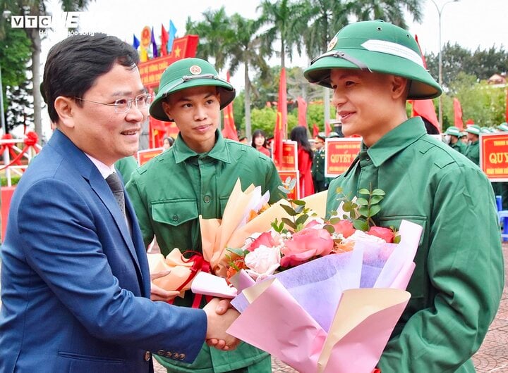 Cậu bé khóc lớn, vẫy tay tiễn anh trai lên đường nhập ngũ- Ảnh 11.