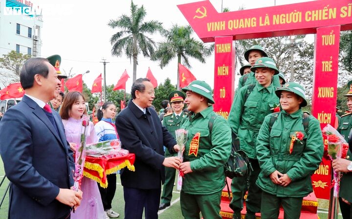 Cậu bé khóc lớn, vẫy tay tiễn anh trai lên đường nhập ngũ- Ảnh 12.