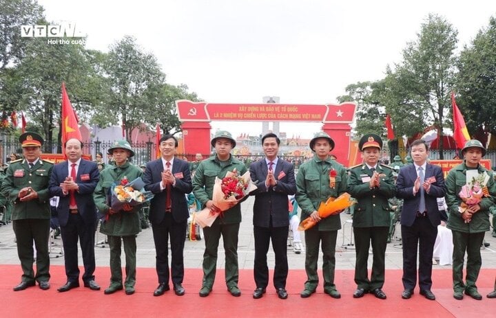 Cậu bé khóc lớn, vẫy tay tiễn anh trai lên đường nhập ngũ- Ảnh 14.