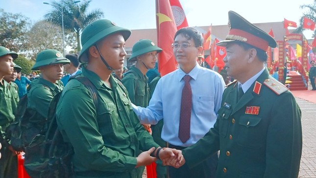 Tư lệnh Quân khu 5 và Bí thư Tỉnh ủy Đắk Lắk tiếp sức thanh niên tòng quân- Ảnh 1.