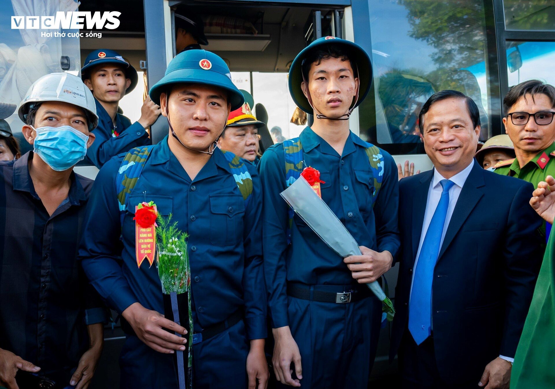 Lời nhắn nhủ xúc động của cha, cái ôm bịn rịn của con gái ngày tân binh nhập ngũ- Ảnh 11.