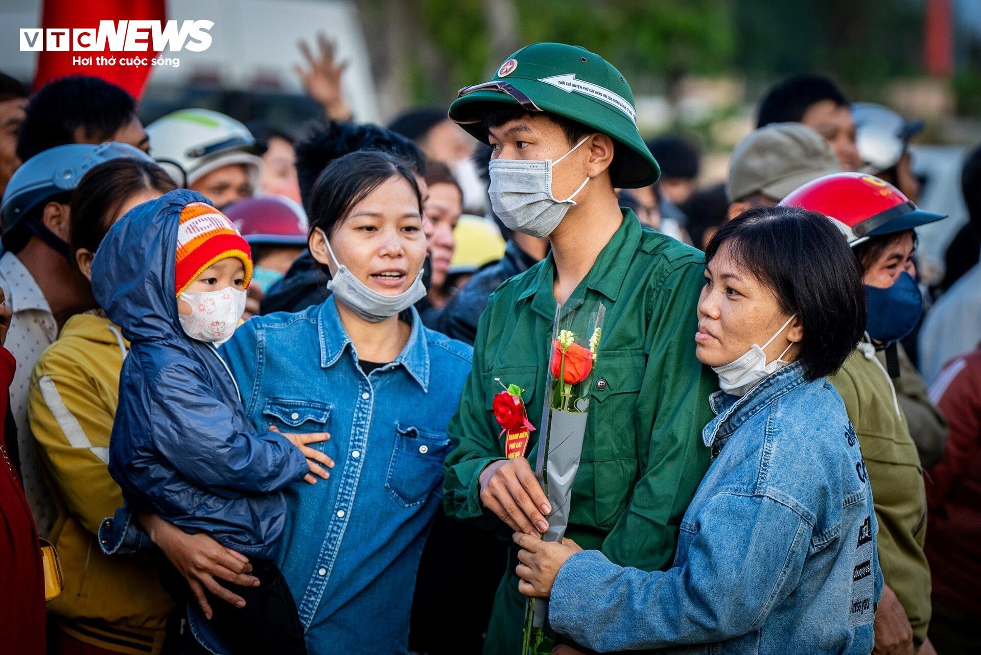 Lời nhắn nhủ xúc động của cha, cái ôm bịn rịn của con gái ngày tân binh nhập ngũ- Ảnh 2.