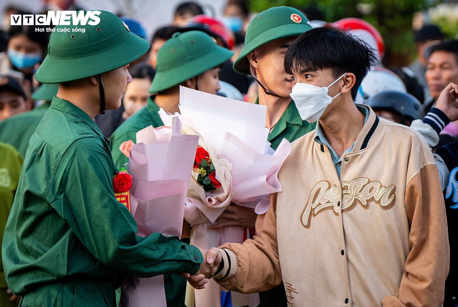 Lời nhắn nhủ xúc động của cha, cái ôm bịn rịn của con gái ngày tân binh nhập ngũ- Ảnh 7.