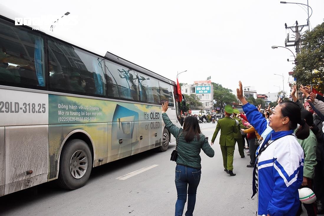 Cậu bé khóc lớn, vẫy tay tiễn anh trai lên đường nhập ngũ- Ảnh 6.