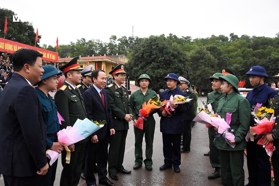 Cậu bé khóc lớn, vẫy tay tiễn anh trai lên đường nhập ngũ- Ảnh 2.