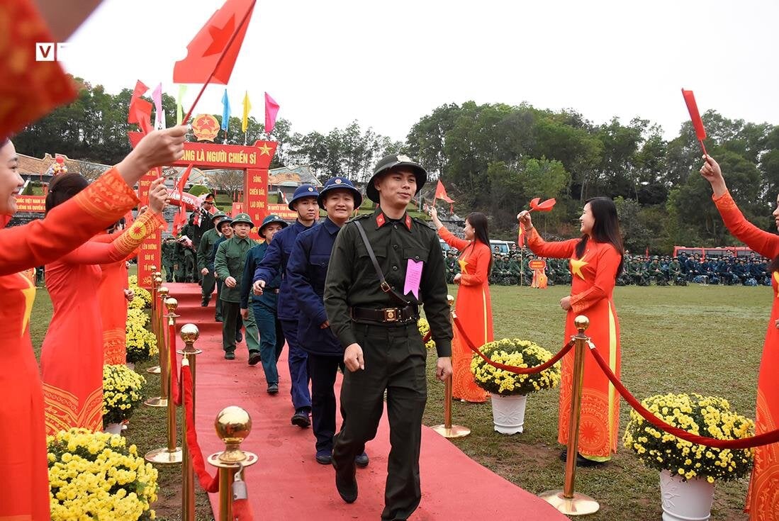 Cậu bé khóc lớn, vẫy tay tiễn anh trai lên đường nhập ngũ- Ảnh 1.