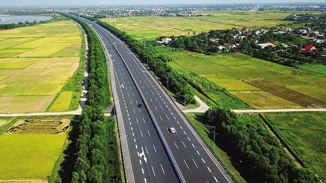 Bộ Chính trị: Ưu tiên nguồn lực đầu tư hoàn thành đường bộ cao tốc Bắc - Nam phía Đông- Ảnh 1.