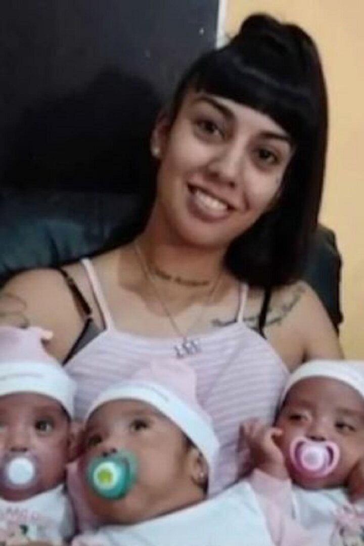 Ca sinh ba siêu hiếm: Mẹ mang thai tự nhiên, sinh 3 bé gái giống hệt nhau- Ảnh 3.