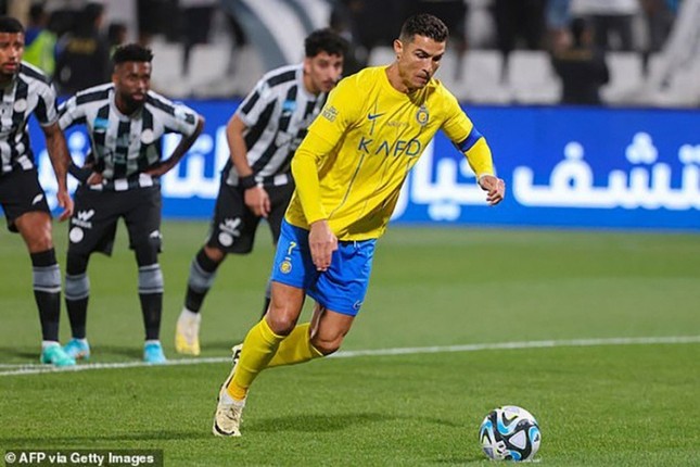 Ronaldo bị treo giò 2 trận vì ăn mừng phản cảm- Ảnh 2.