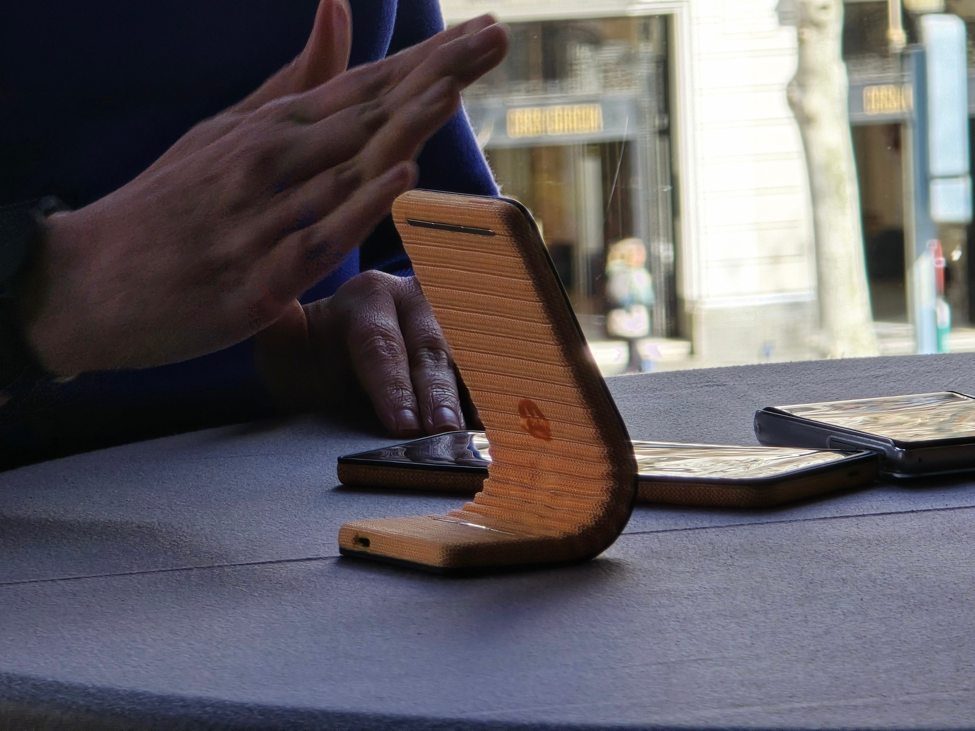 Motorola trình diễn ý tưởng về chiếc smartphone đeo ở cổ tay tại Triển lãm MWC- Ảnh 2.