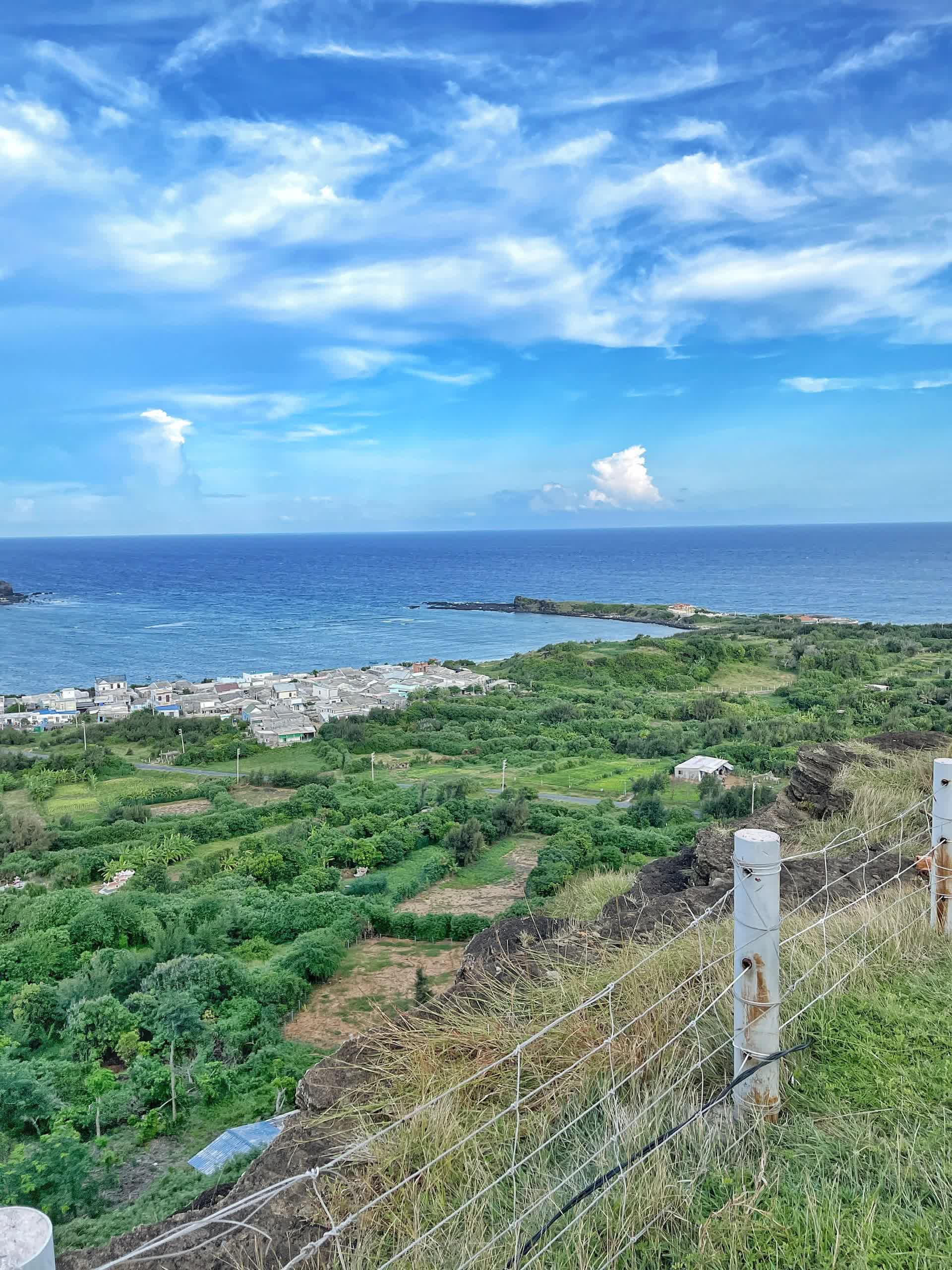 Đảo Phú Quý bắt đầu vào mùa biển xanh nắng vàng, chỉ cần đứng vào là có ảnh đẹp- Ảnh 3.