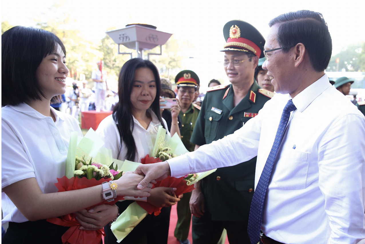 TP HCM: Những bóng hồng rời giảng đường, tình nguyện nhập ngũ- Ảnh 1.