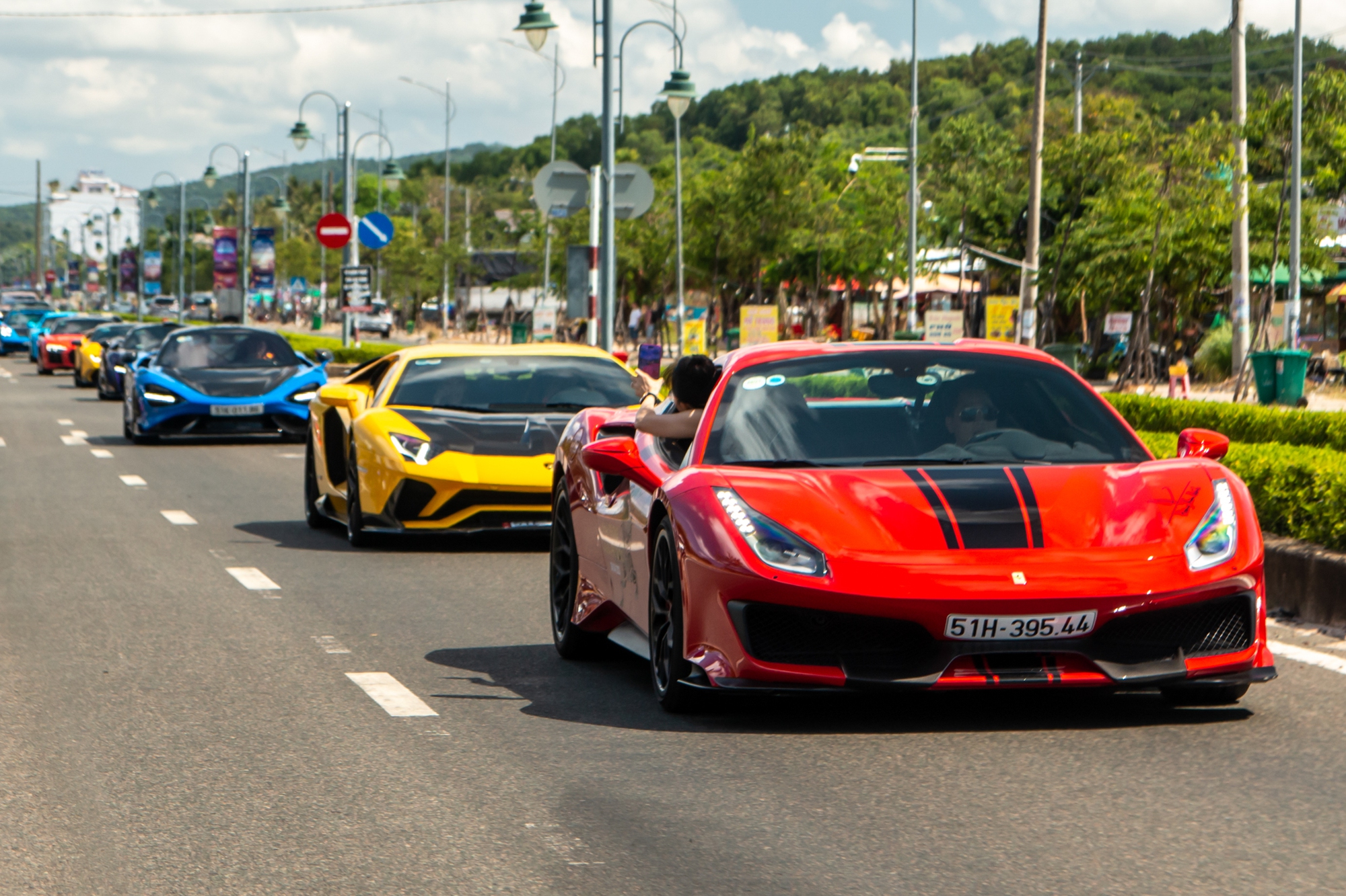 Hoàng Kim Khánh khoe ảnh Koenigsegg Regera đang về Việt Nam cùng garage chật kín xe, CĐM thắc mắc: ‘Sao còn chỗ cho siêu phẩm’- Ảnh 9.