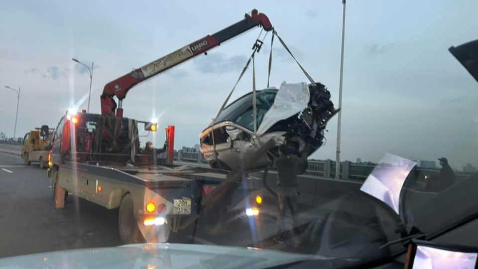 Clip TNGT: Toàn bộ hình ảnh về tai nạn giữa Hyundai Tucson và Toyota Vios trên cầu Vĩnh Tuy- Ảnh 11.