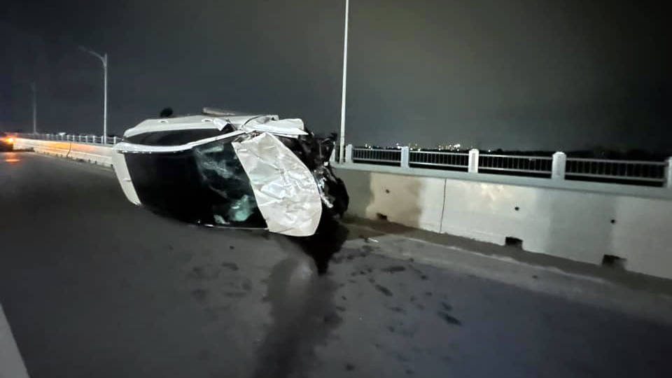 Clip TNGT: Toàn bộ hình ảnh về tai nạn giữa Hyundai Tucson và Toyota Vios trên cầu Vĩnh Tuy- Ảnh 1.