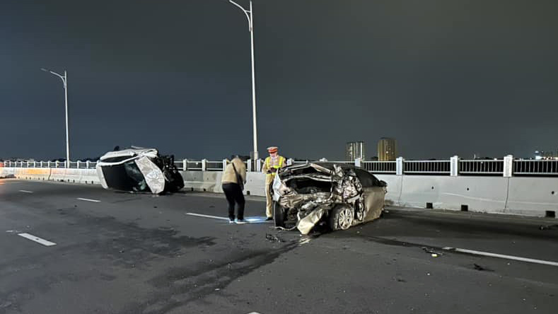 Clip TNGT: Toàn bộ hình ảnh về tai nạn giữa Hyundai Tucson và Toyota Vios trên cầu Vĩnh Tuy- Ảnh 2.