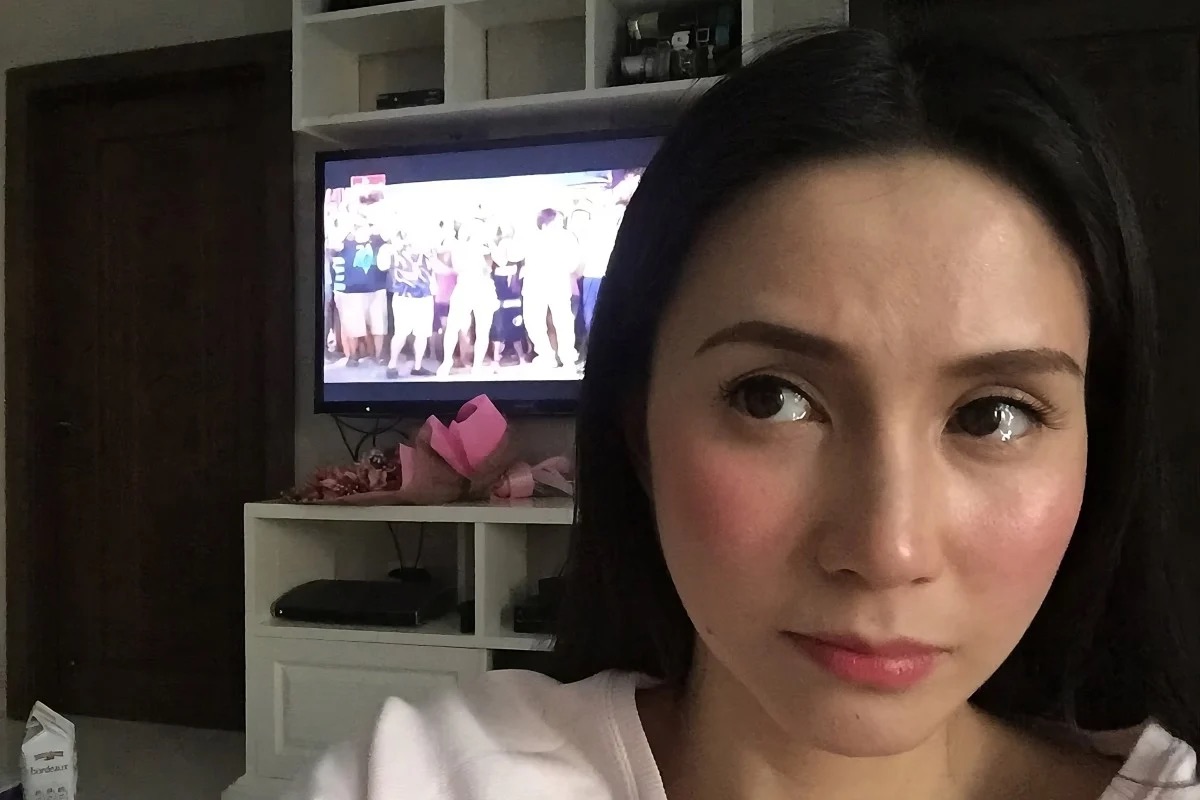 Vợ Thượng nghị sĩ Philippines gây tranh cãi khi tiêm trắng da trong văn phòng chồng- Ảnh 1.
