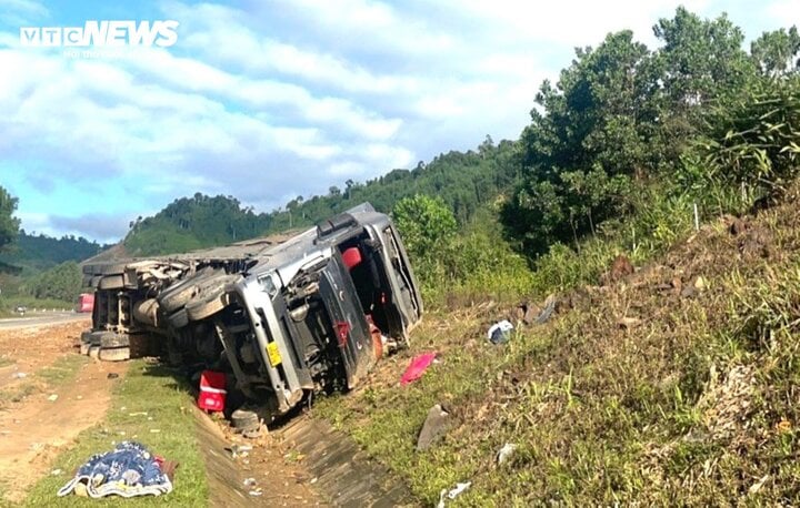 Xe đầu kéo lật trên cao tốc La Sơn - Túy Loan, tài xế chết kẹt trong ca bin- Ảnh 1.