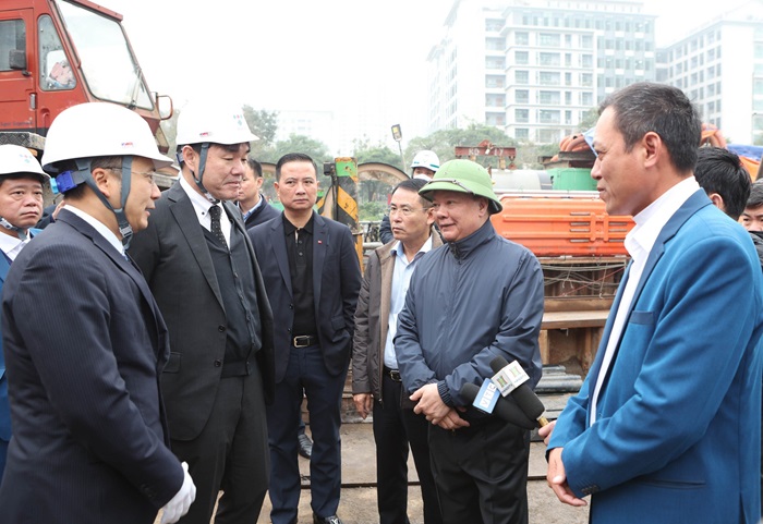 Bí thư Thành ủy Đinh Tiến Dũng trao đổi với đại diện các nhà thầu - Ảnh: Cổng TTĐT TP Hà Nội