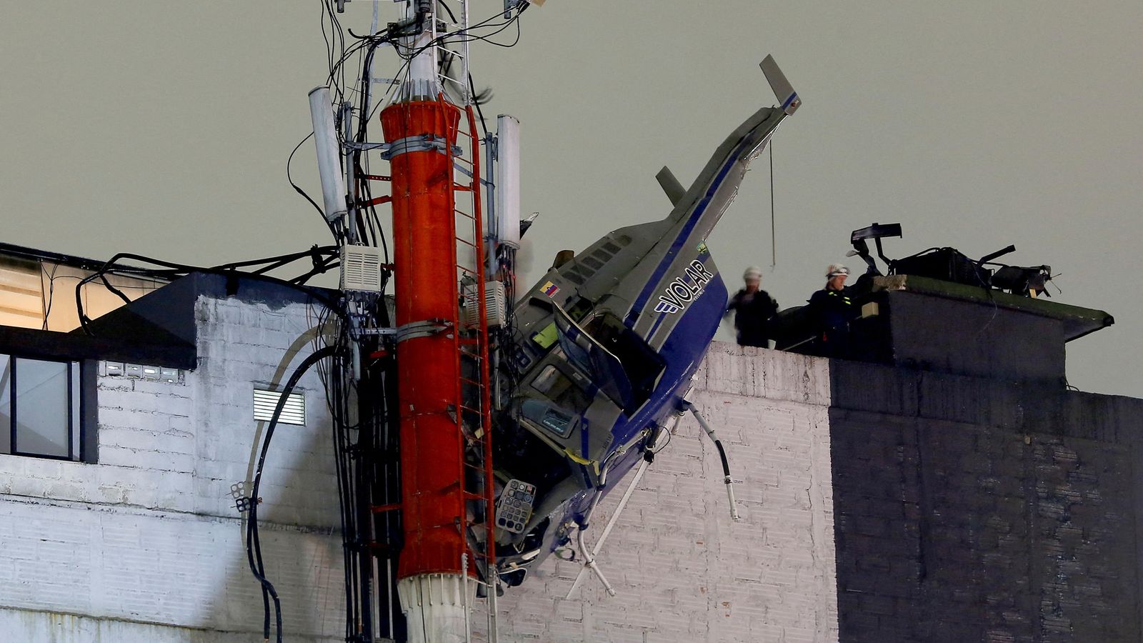 Trực thăng chở khách quay cuồng đâm thẳng vào tòa nhà, video ghi lại cảnh tượng kinh hoàng được hé lộ- Ảnh 3.