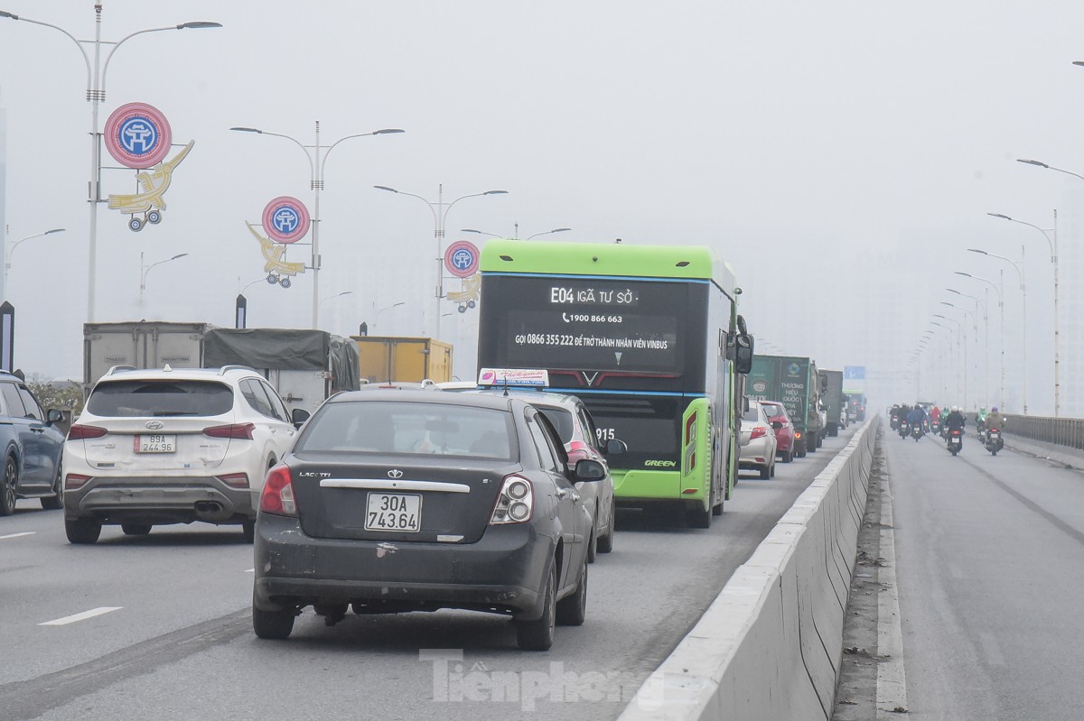 Cầu Vĩnh Tuy ùn tắc từ sáng tới trưa sau tai nạn giữa 2 ô tô- Ảnh 4.