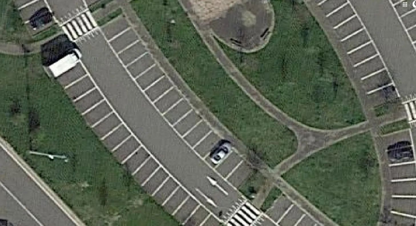 Ly kỳ chuyện người phụ nữ chờ chồng trên chiếc Toyota: Đỗ ở trạm nghỉ cao tốc suốt 4 năm, hình xe lưu lên ảnh vệ tinh Google- Ảnh 2.