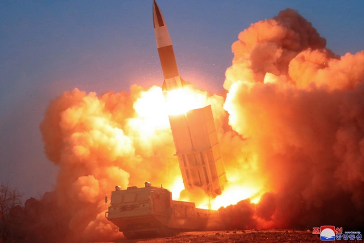 Báo Nga so sánh sức mạnh tên lửa KN-24 Triều Tiên và ATACMS của Mỹ- Ảnh 7.