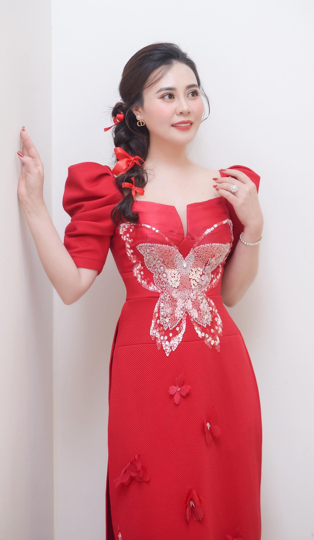 Hoa hậu Phan Kim Oanh khoe sắc vóc với áo dài đỏ, chấm thi gói bánh chưng- Ảnh 1.