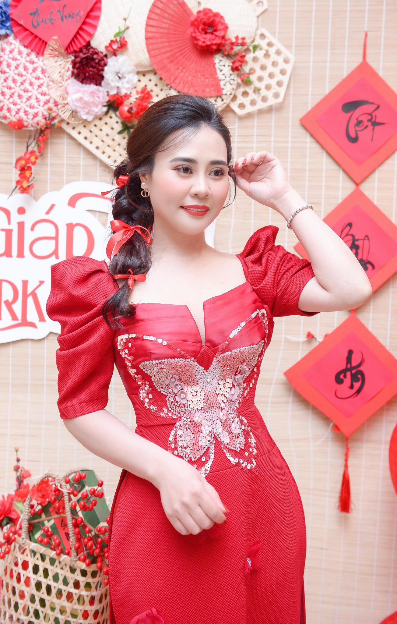 Hoa hậu Phan Kim Oanh khoe sắc vóc với áo dài đỏ, chấm thi gói bánh chưng- Ảnh 3.
