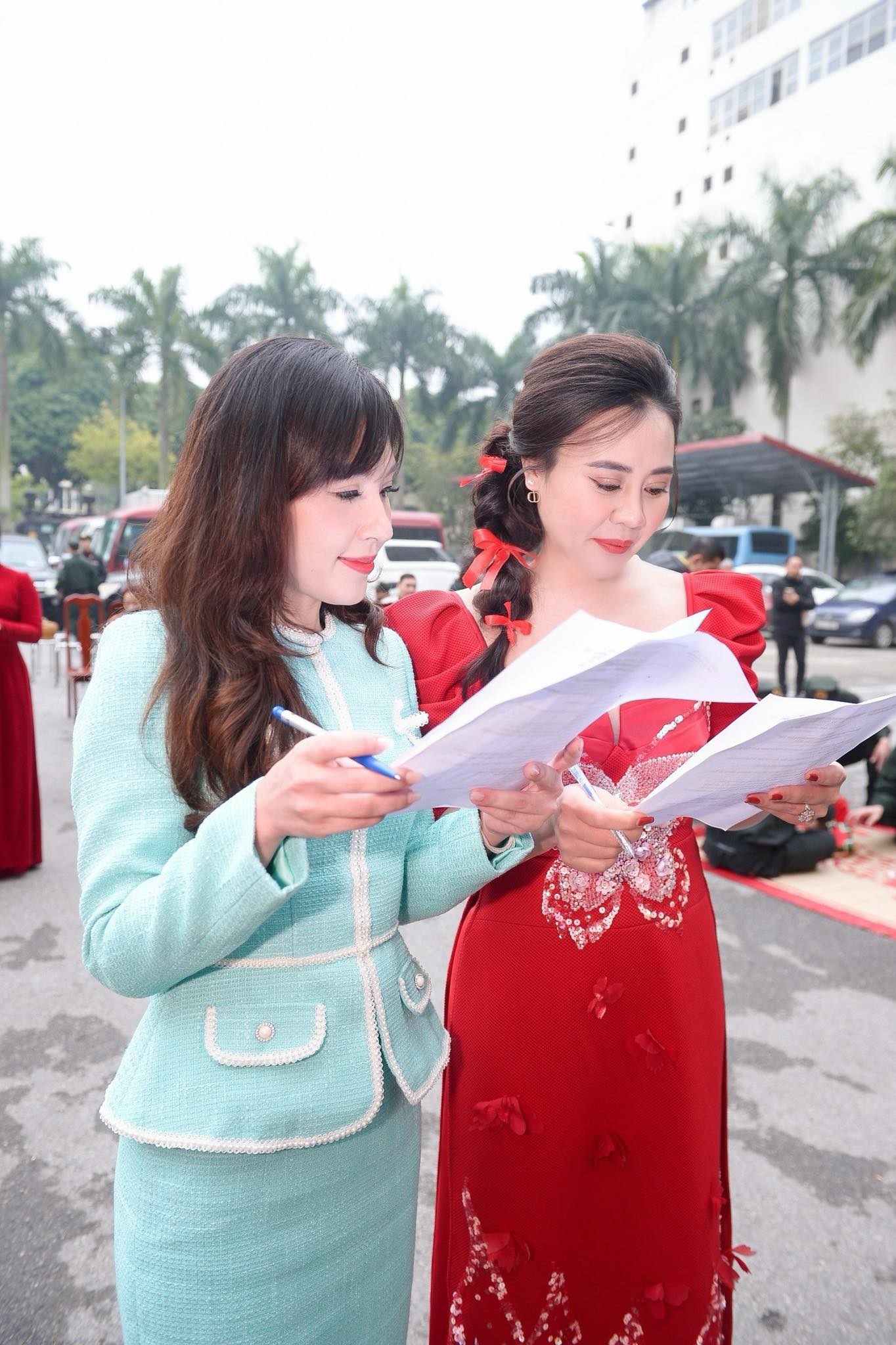 Hoa hậu Phan Kim Oanh khoe sắc vóc với áo dài đỏ, chấm thi gói bánh chưng- Ảnh 5.