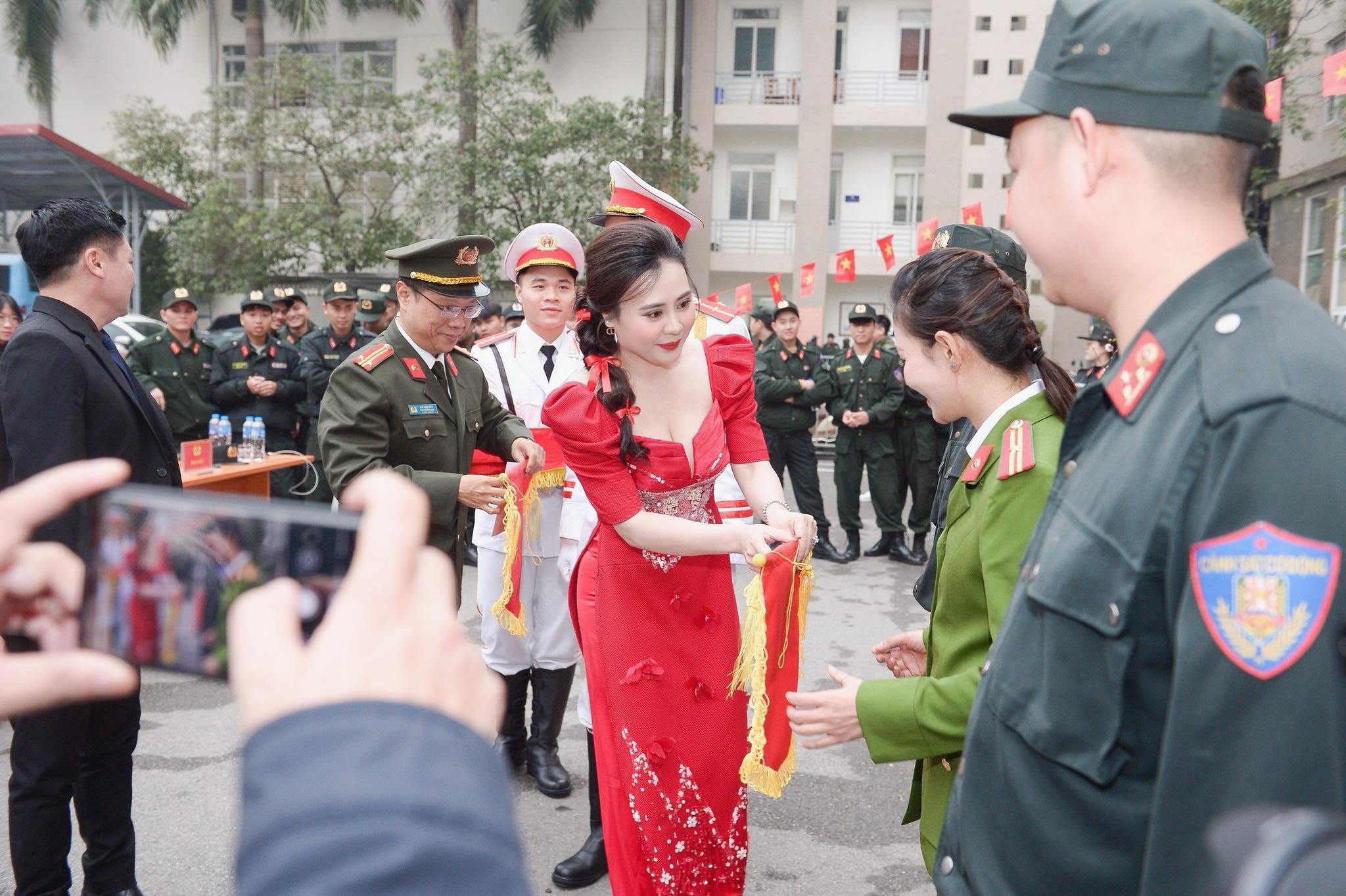 Hoa hậu Phan Kim Oanh khoe sắc vóc với áo dài đỏ, chấm thi gói bánh chưng- Ảnh 6.