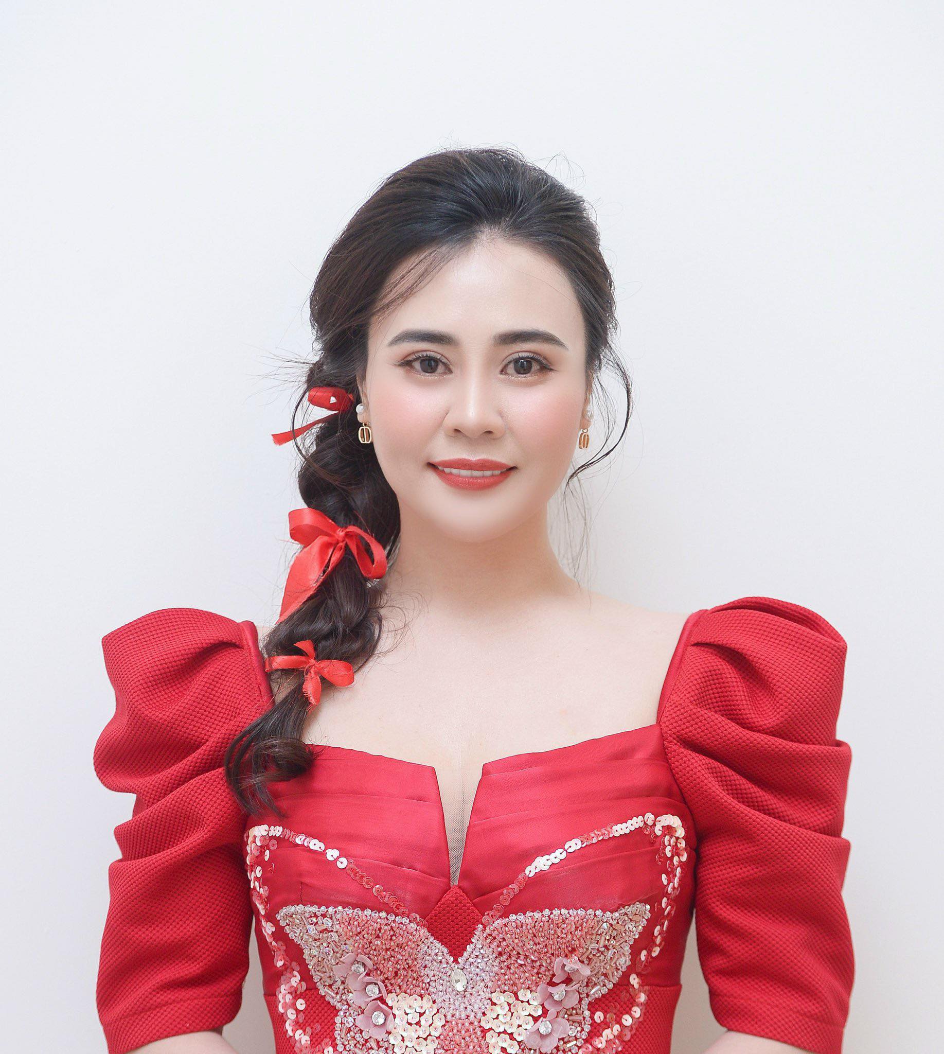 Hoa hậu Phan Kim Oanh khoe sắc vóc với áo dài đỏ, chấm thi gói bánh chưng- Ảnh 2.