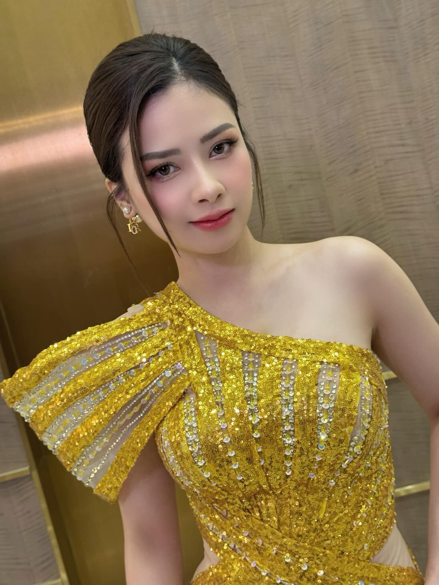 Sao Việt 3/2: Hoa hậu Ý Nhi diện áo dài ở trời Tây, Cường Đô La khoe con trai- Ảnh 13.