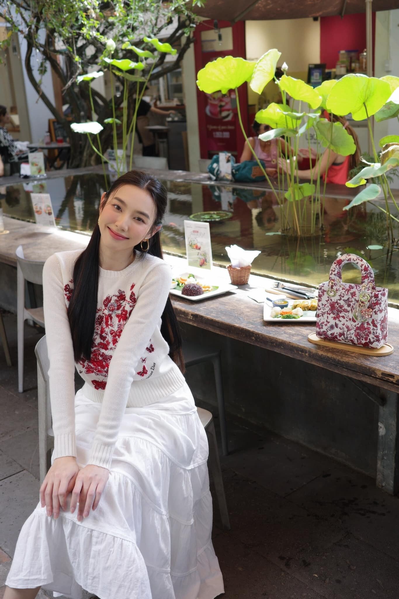 Sao Việt 3/2: Hoa hậu Ý Nhi diện áo dài ở trời Tây, Cường Đô La khoe con trai- Ảnh 4.