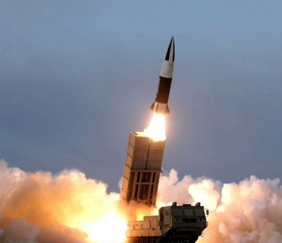 Báo Nga so sánh sức mạnh tên lửa KN-24 Triều Tiên và ATACMS của Mỹ- Ảnh 4.