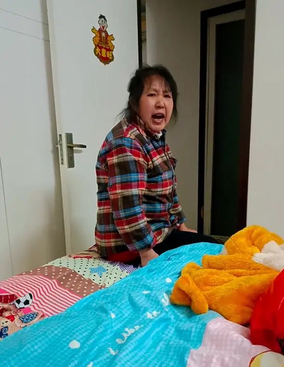 Bố chồng quỳ gối cầu xin mẹ chồng đừng cãi nhau với con dâu, dân mạng phát hiện chi tiết thể hiện "cô con dâu này không phải dạng vừa"- Ảnh 1.