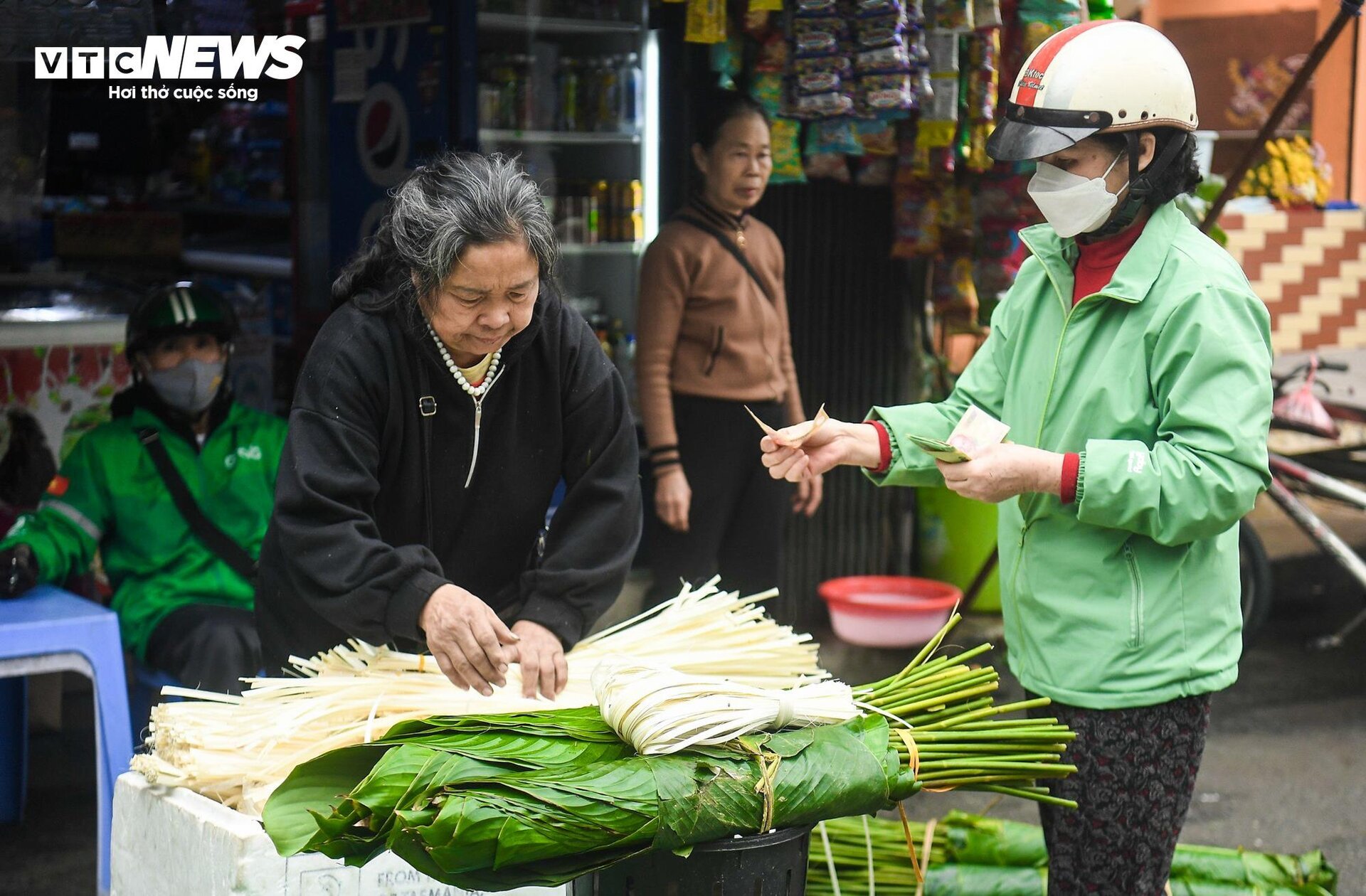 Chợ lá dong lâu đời nhất Hà Nội nhộn nhịp ngày giáp Tết- Ảnh 3.