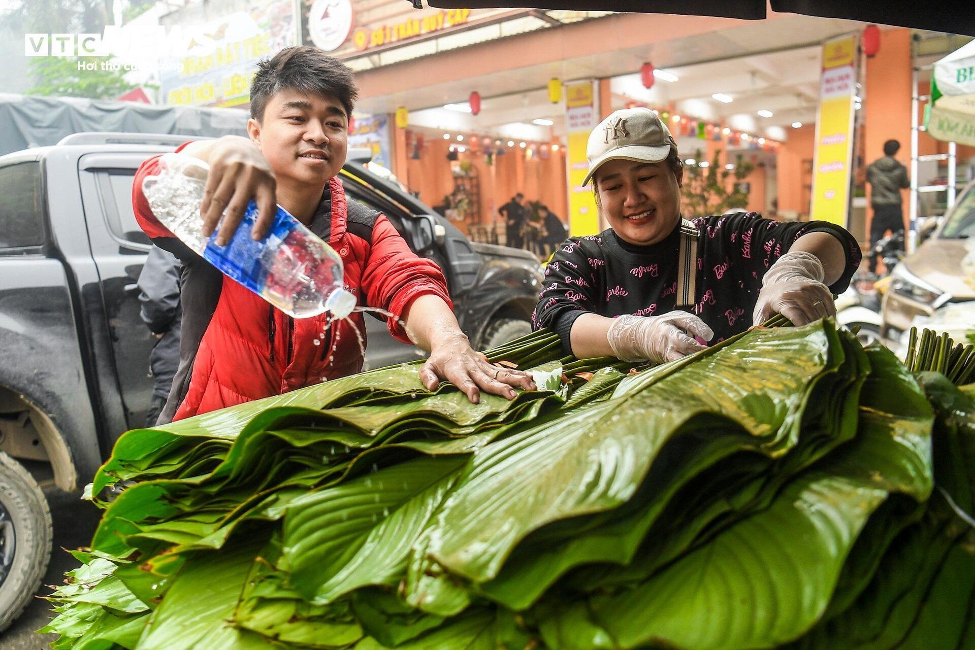 Chợ lá dong lâu đời nhất Hà Nội nhộn nhịp ngày giáp Tết- Ảnh 8.
