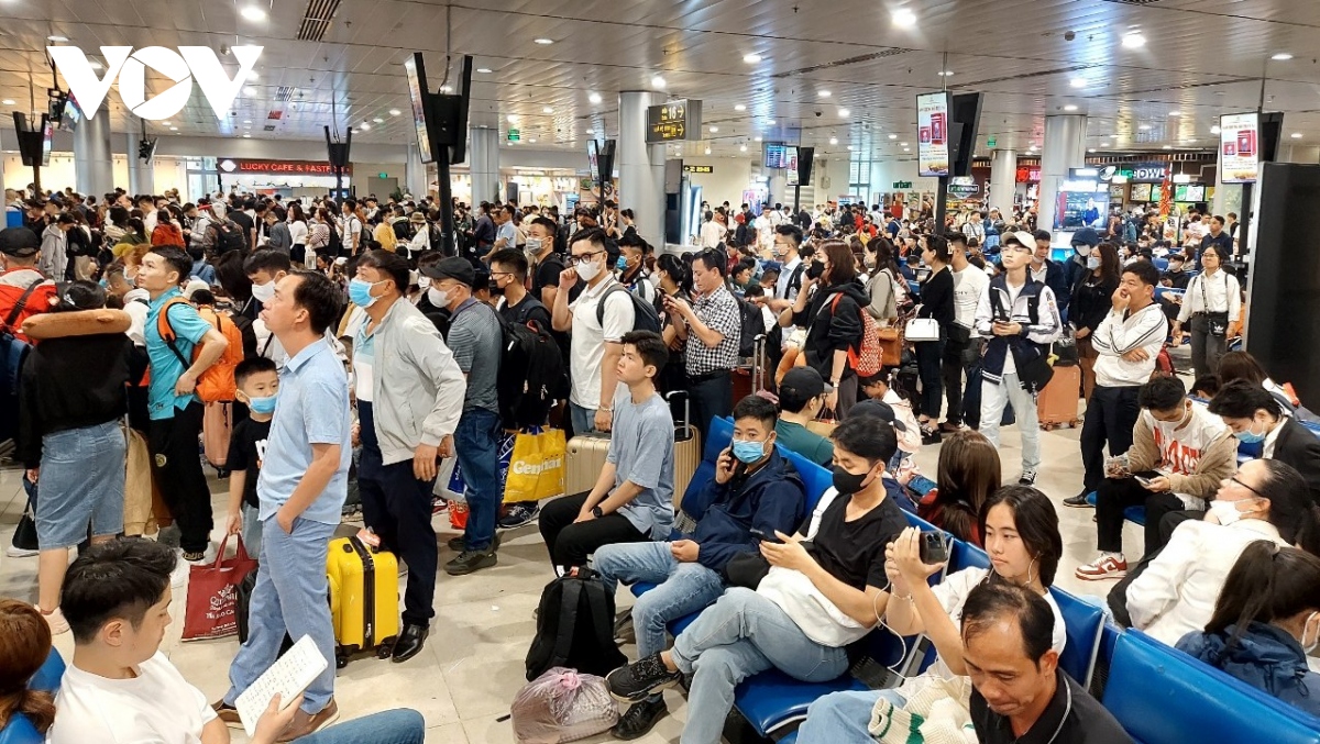 Sân bay Tân Sơn Nhất đông lên từng ngày, nhiều chuyến bay bị trễ giờ- Ảnh 1.