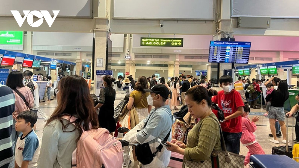 Sân bay Tân Sơn Nhất đông lên từng ngày, nhiều chuyến bay bị trễ giờ- Ảnh 2.