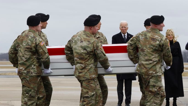 Tổng thống Biden trực tiếp đón thi thể ba lính Mỹ thiệt mạng ở Jordan- Ảnh 1.