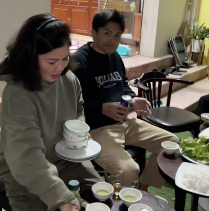 Quang Hải lái Mercedes đưa Chu Thanh Huyền về quê nướng hải sản, quây quần bên mâm cơm gia đình ngày cuối năm- Ảnh 2.