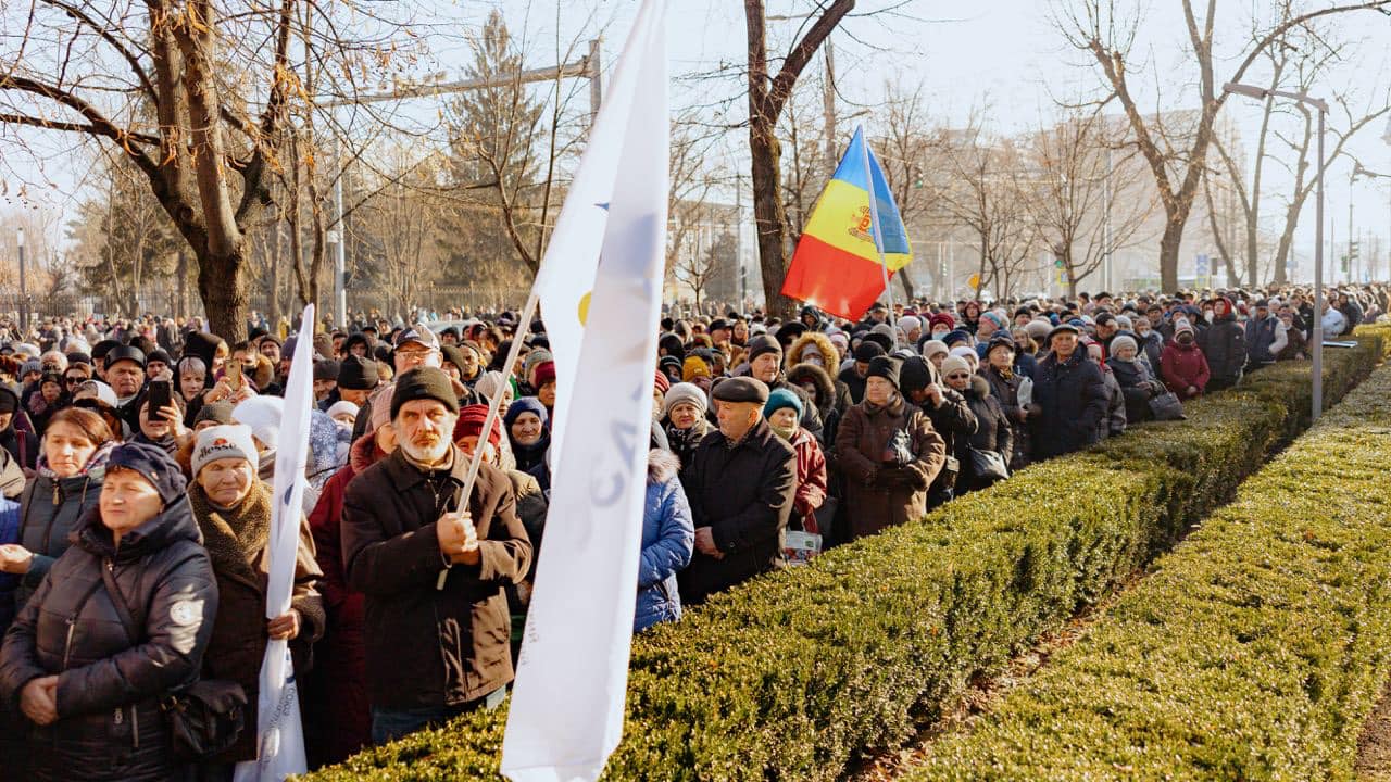 Hỗn loạn ở nước sát Ukraine: Hàng nghìn người vây tòa nhà quốc hội, lý do từ 1 mệnh lệnh nhằm vào Nga?- Ảnh 3.